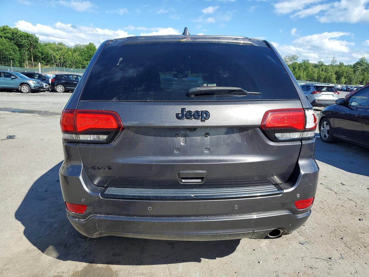 2018 Jeep Grand Cherokee Laredo - Image 6