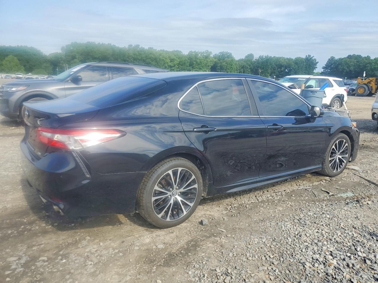 2018 Toyota Camry Se - Фото 3