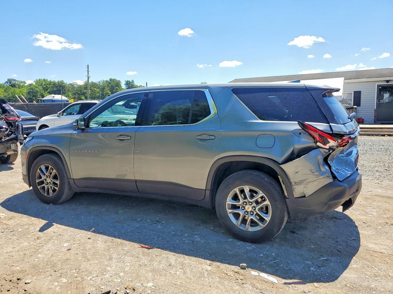 2023 Chevrolet Traverse Ls - Фото 2