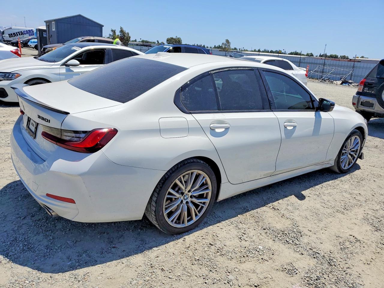 2023 BMW 330I - Фото 3