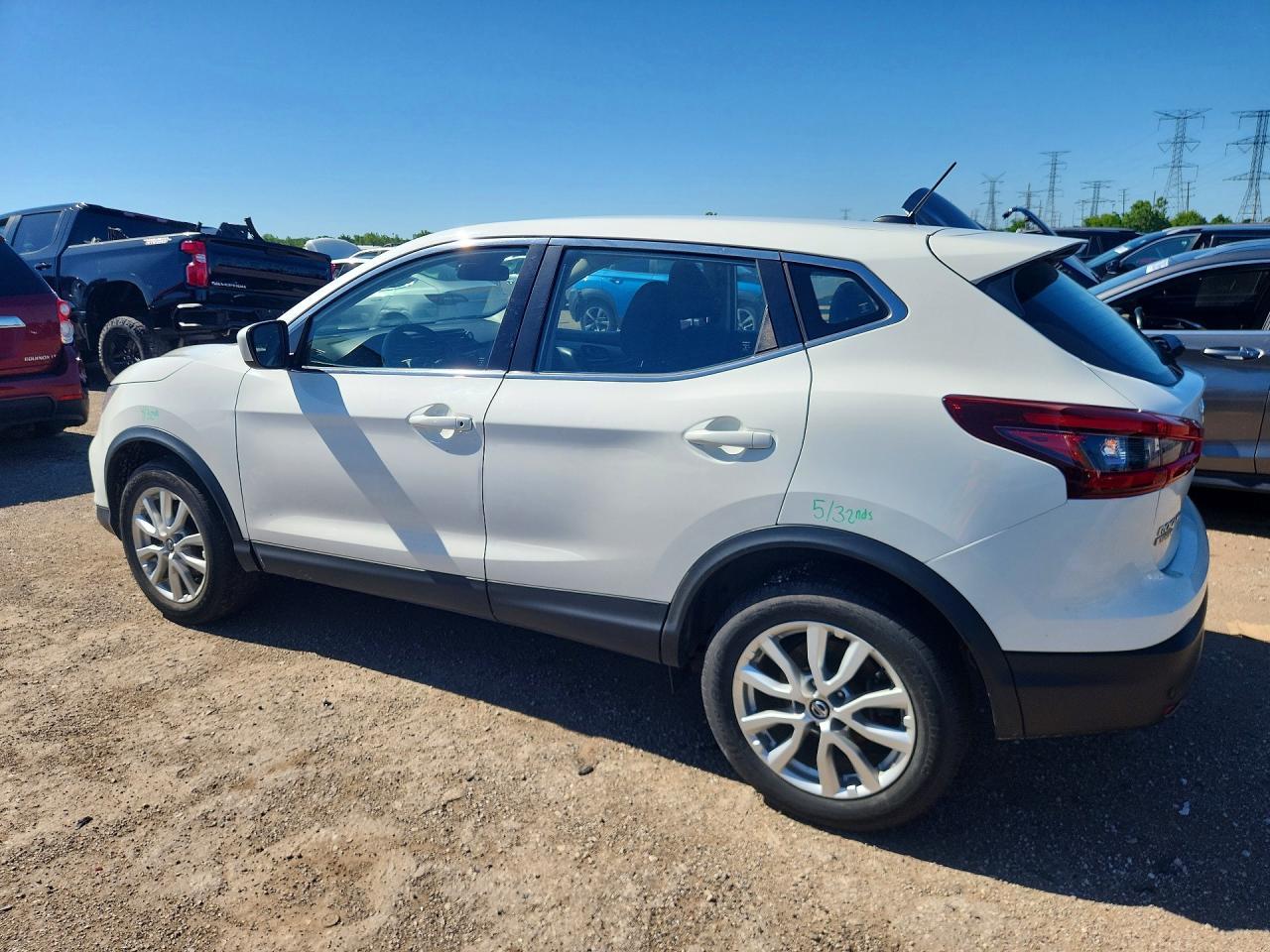2021 Nissan Rogue Sport S - Фото 2