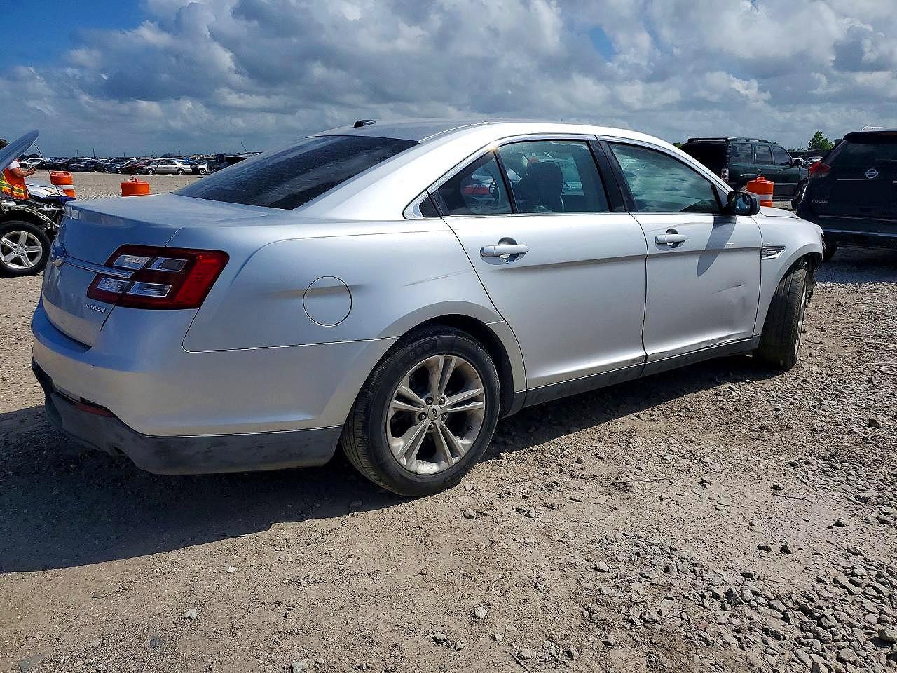 2015 Ford Taurus - Image 3