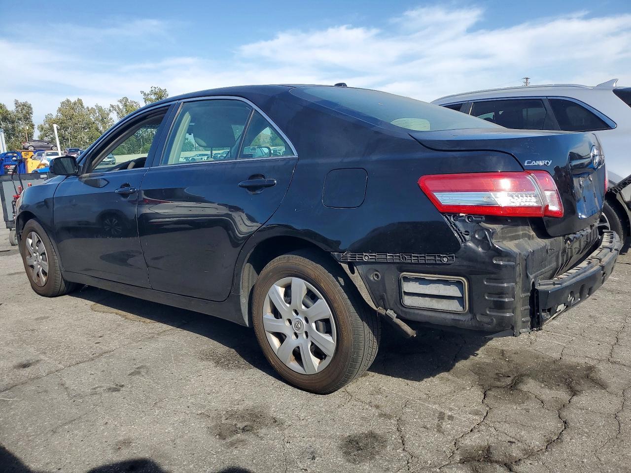 2011 Toyota Camry Le - Фото 2