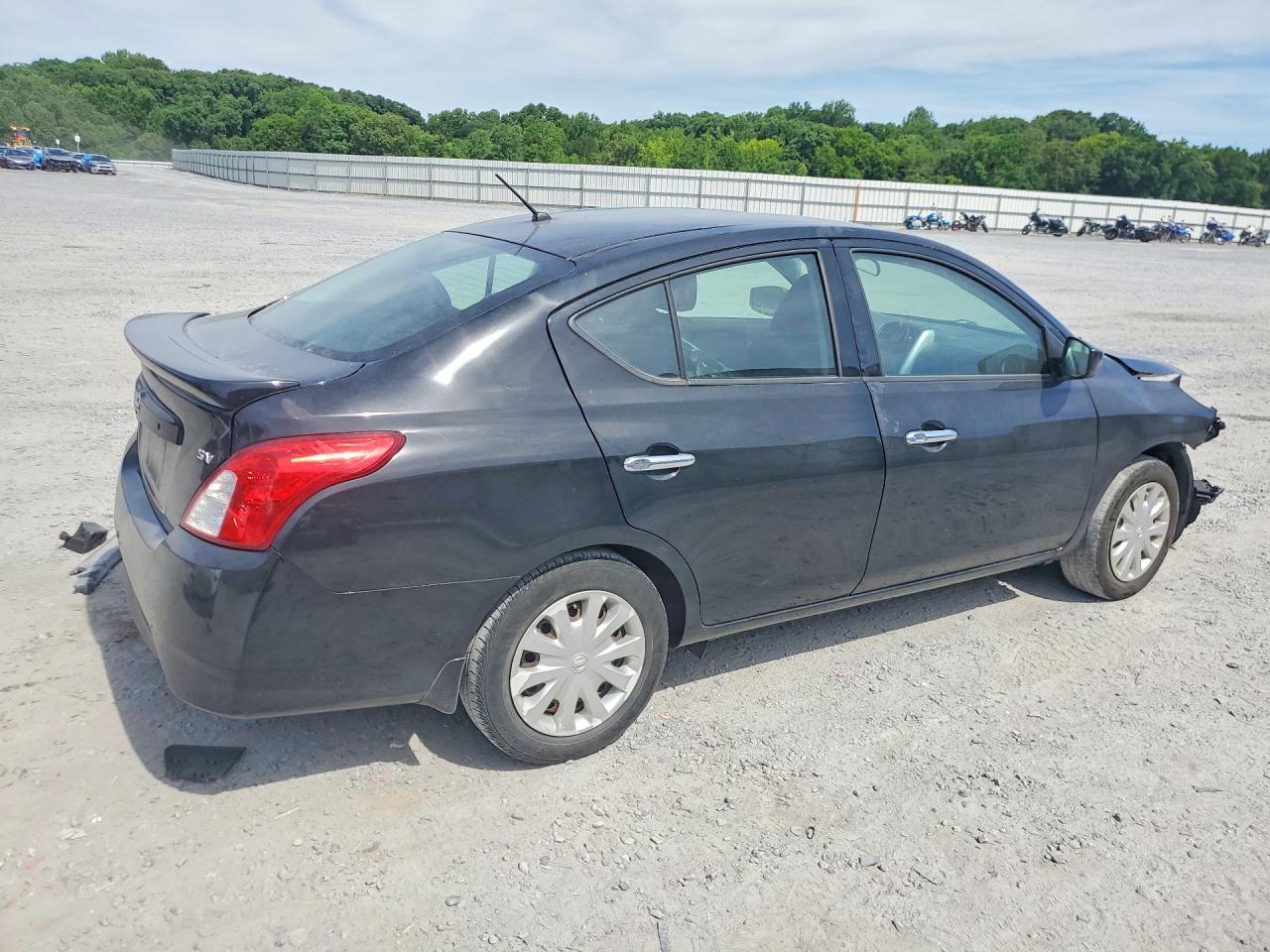 2019 Nissan Versa Sv - Фото 3