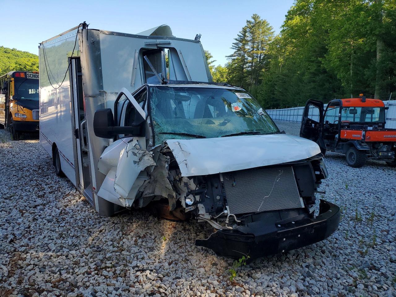 2023 Chevrolet Express Box Truck - Фото 4