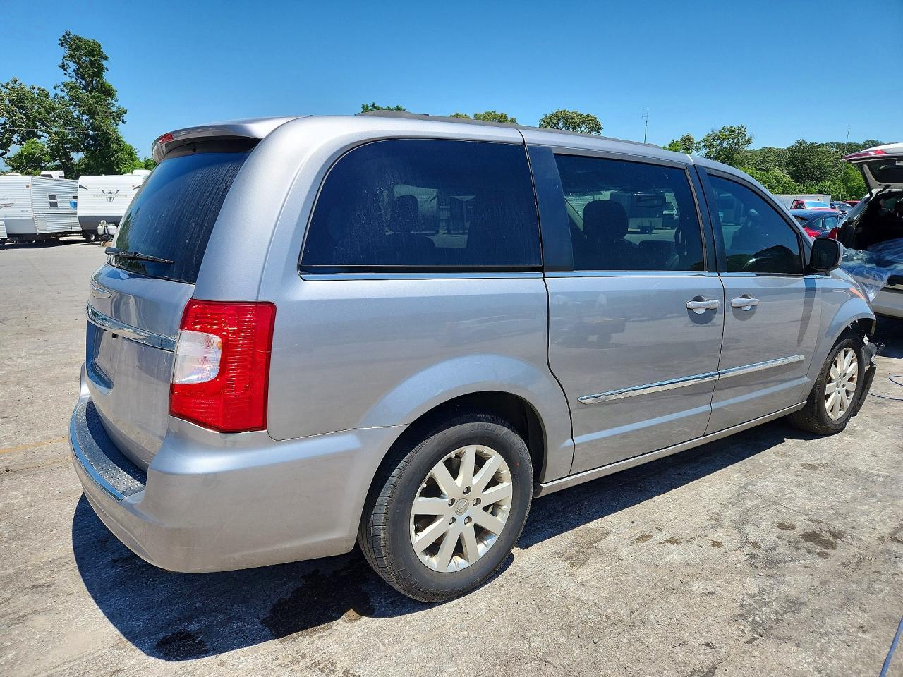 2016 Chrysler Town & Country Touring - Фото 3