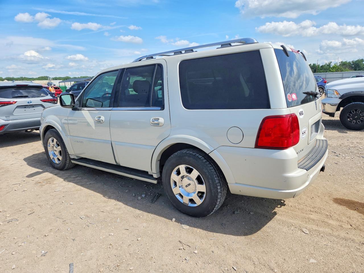 2005 Lincoln Navigator - Image 2