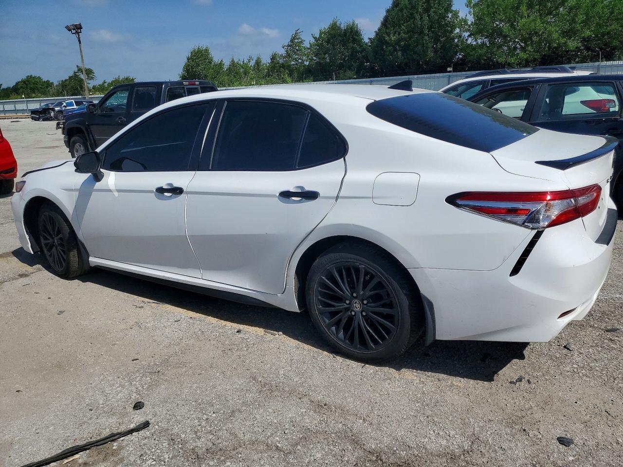 2020 Toyota Camry Se Nightshade - Фото 2