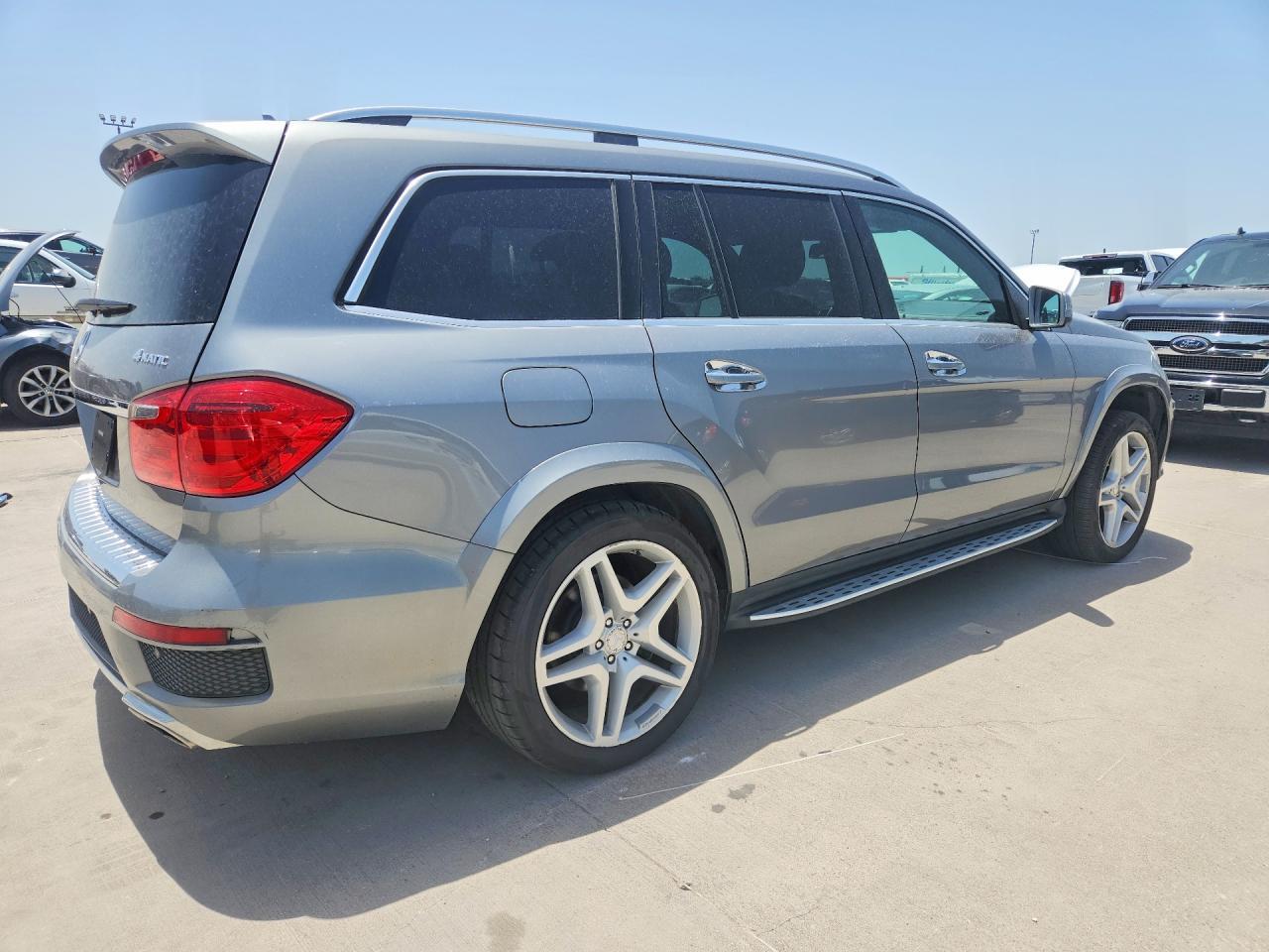 2015 Mercedes-Benz Gl 550 4Matic - Image 3