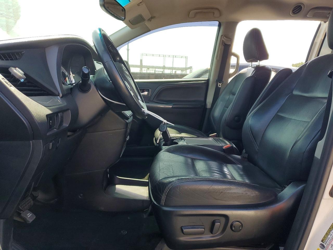 2017 Toyota Sienna Se - Image 7