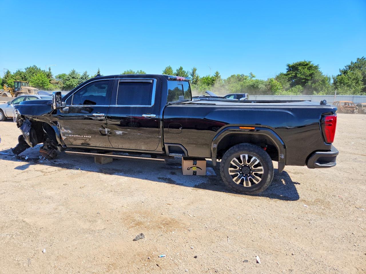 2024 GMC Sierra K3500 Denali Ultimate - Image 2