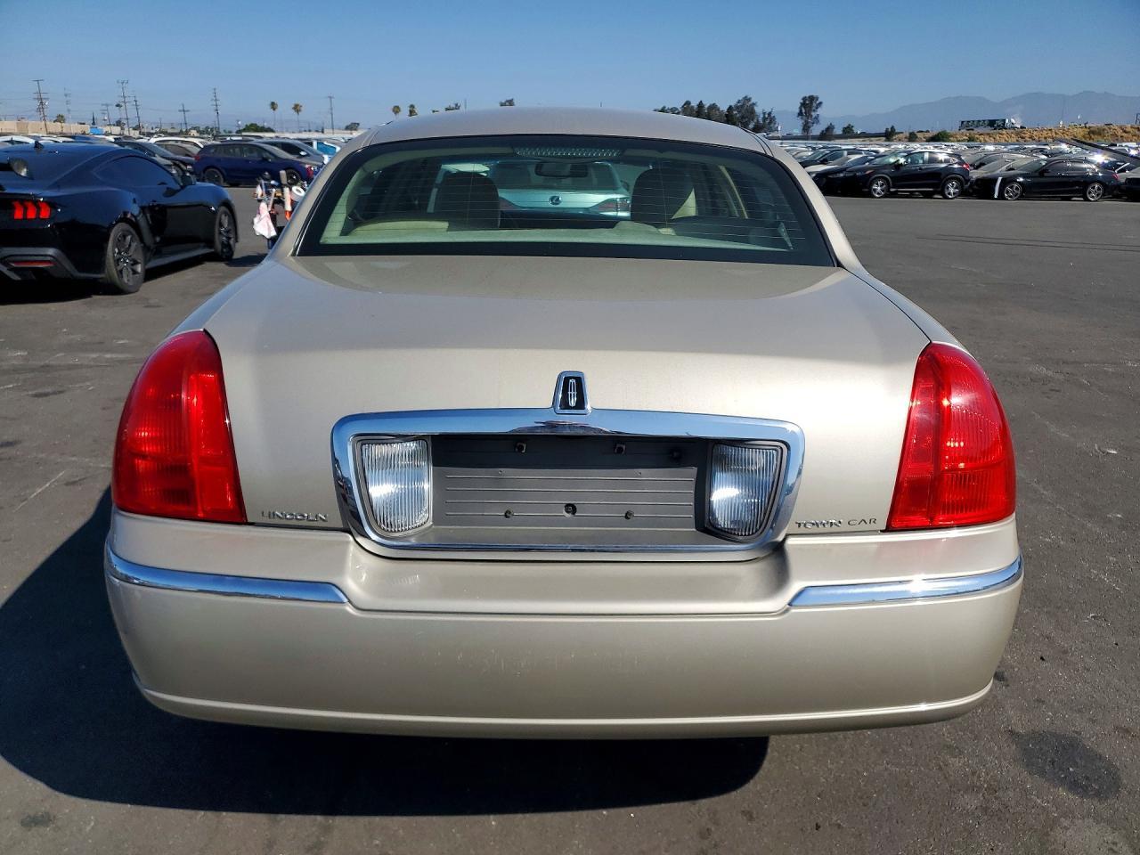 2010 Lincoln Town Car Signature Limited - Image 6