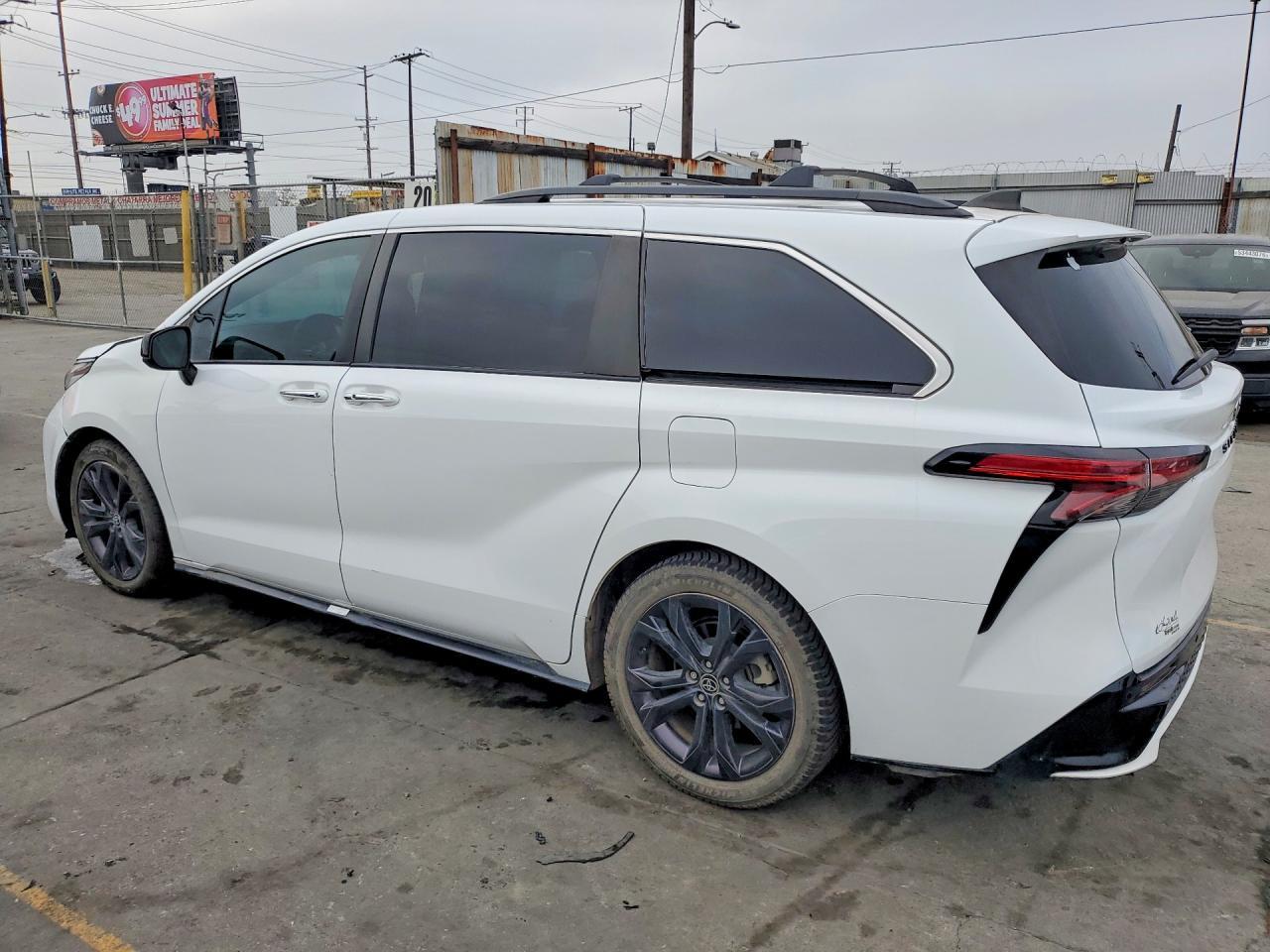 2022 Toyota Sienna Xse 7-Passenger - Image 2