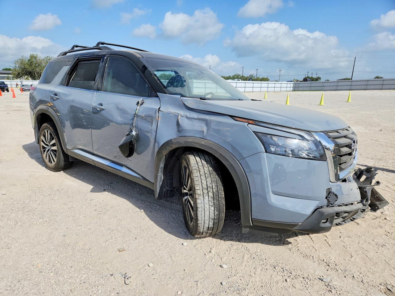 2025 Nissan Pathfinder Platinum - Image 4
