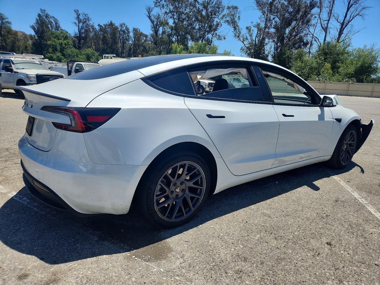 2025 Tesla Model 3 - Фото 3