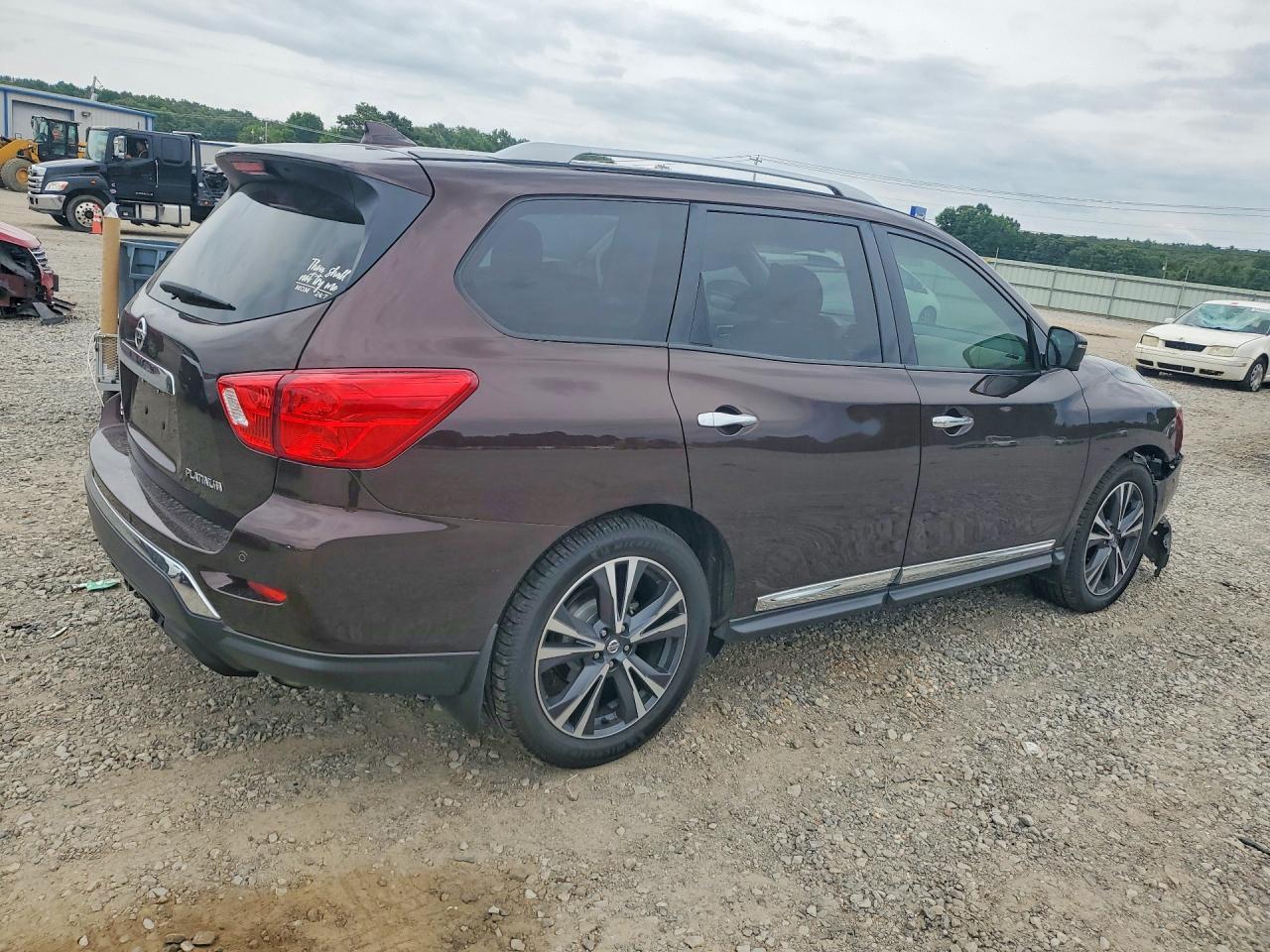 2020 Nissan Pathfinder Platinum - Image 3