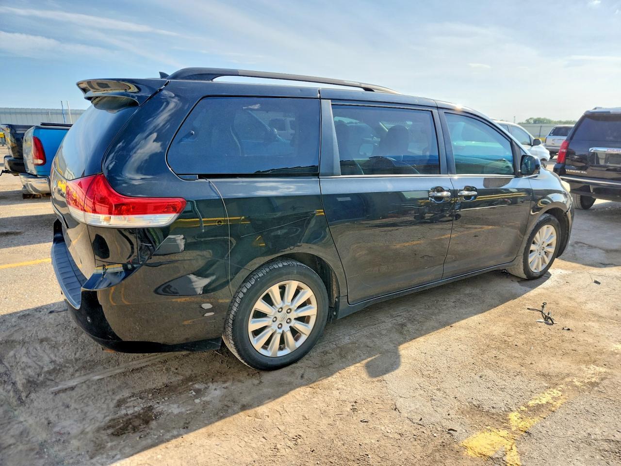 2014 Toyota Sienna Xle 7-Passenger - Image 3