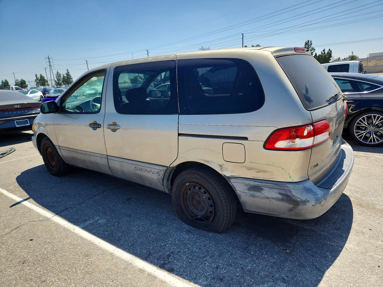 2001 Toyota Sienna Ce - Фото 2