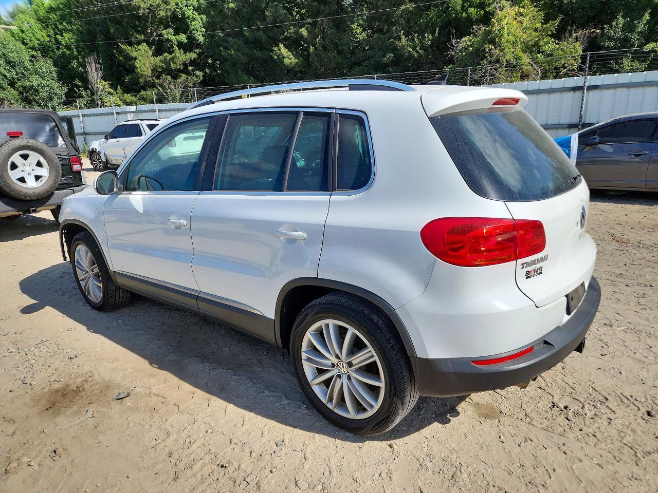 2014 Volkswagen Tiguan S - Фото 2