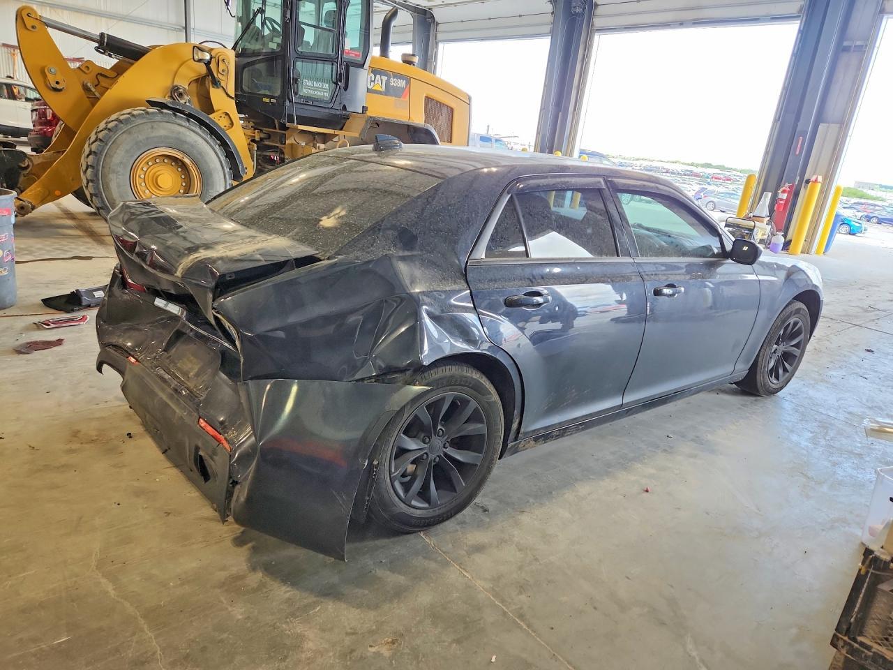 2015 Chrysler 300 Limited - Фото 3