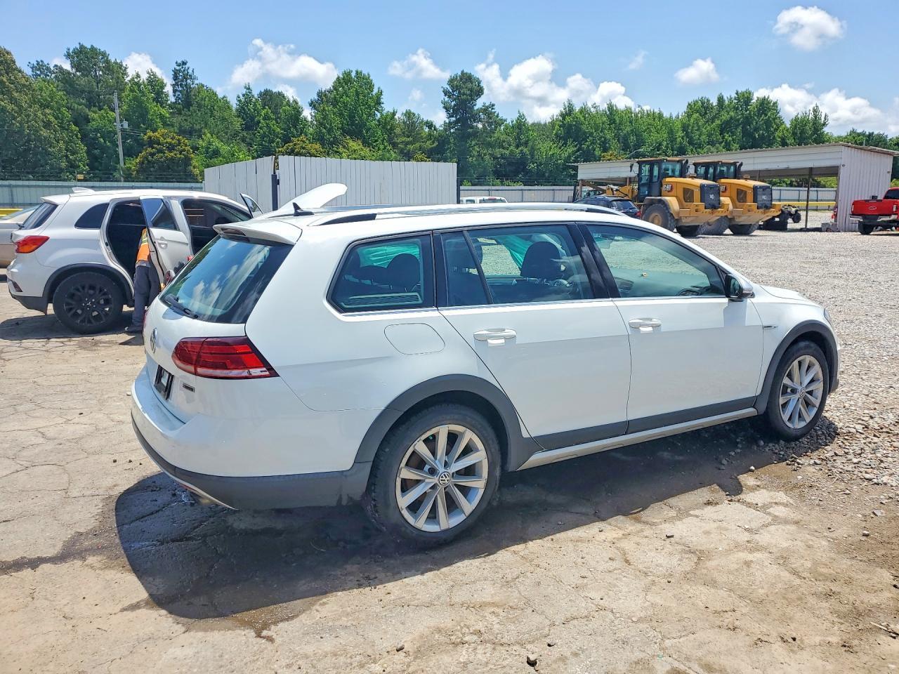 2019 Volkswagen Golf Alltrack S - Image 3