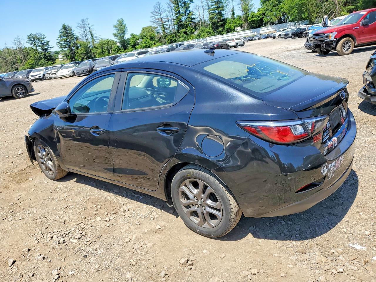 2019 Toyota Yaris Le - Image 2