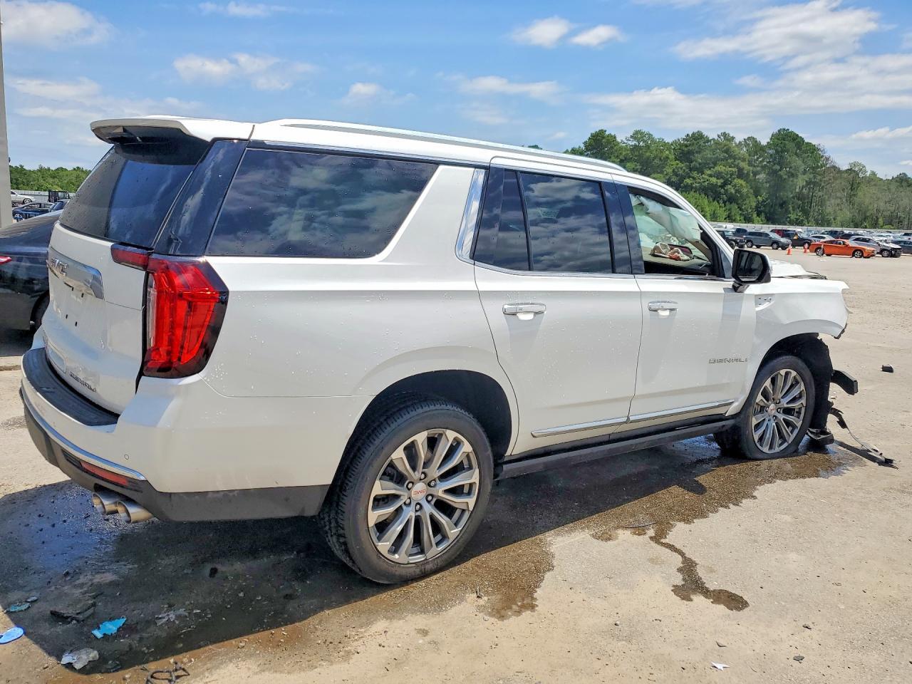 2021 GMC Yukon Denali - Image 3