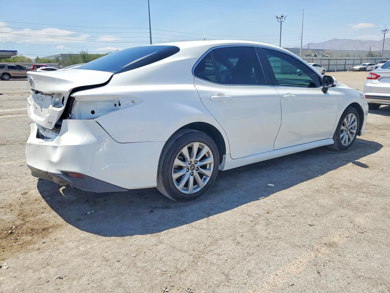 2018 Toyota Camry Le - Фото 3