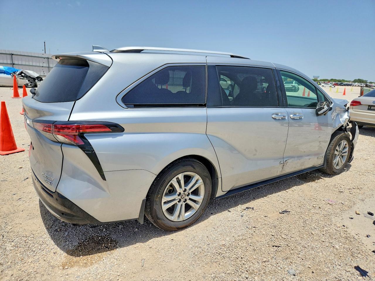 2021 Toyota Sienna Platinum 7-Passenger - Фото 3