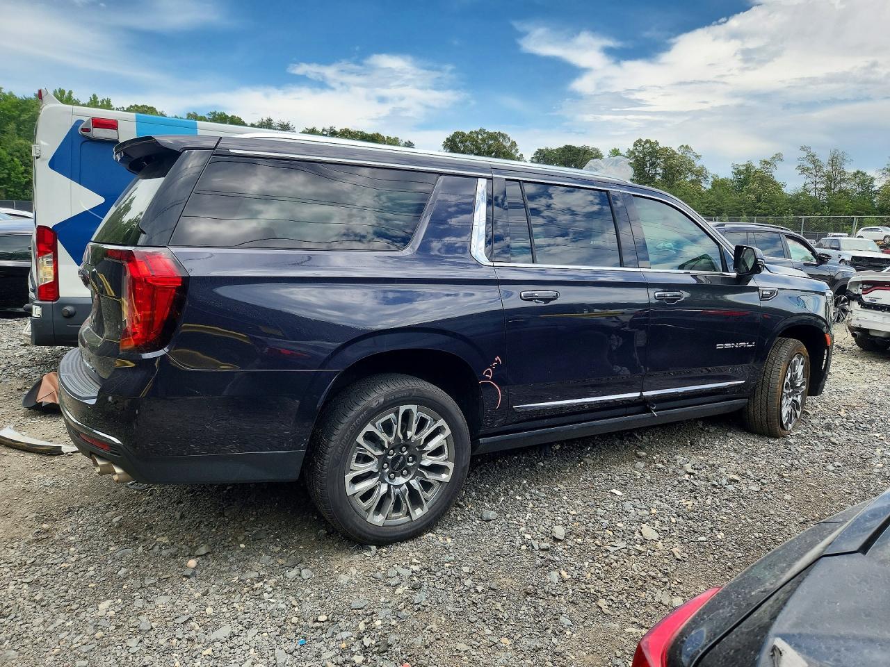 2023 GMC Yukon Xl Denali Ultimate - Image 3
