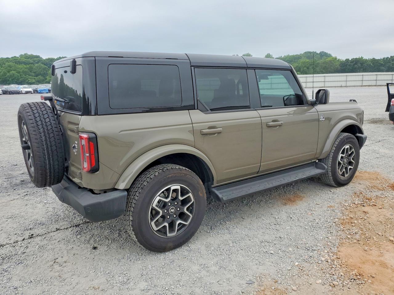 2025 Ford Bronco Outer Banks - Image 3