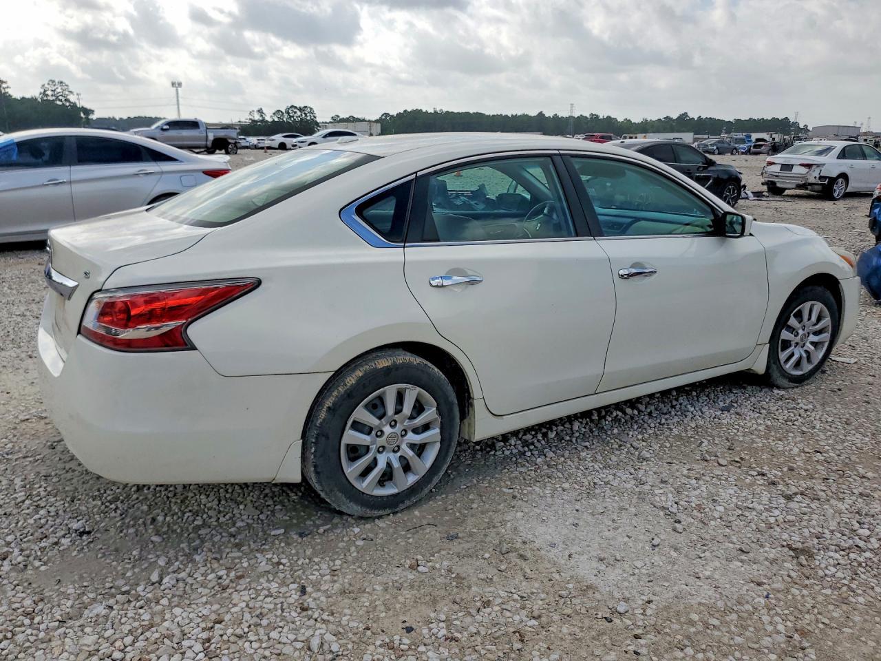 2015 Nissan Altima 2.5 S - Image 3