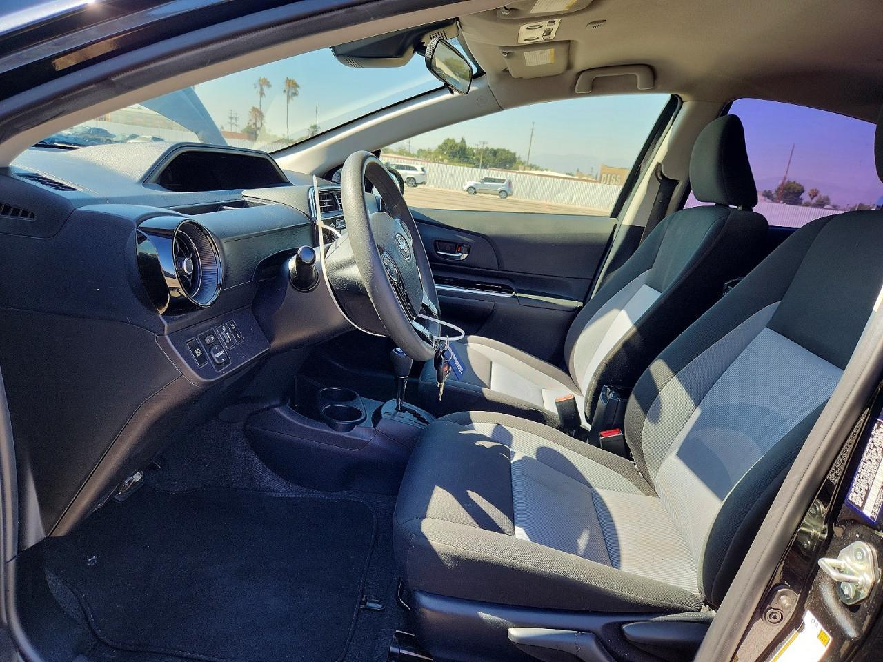 2018 Toyota Prius C Two - Фото 7