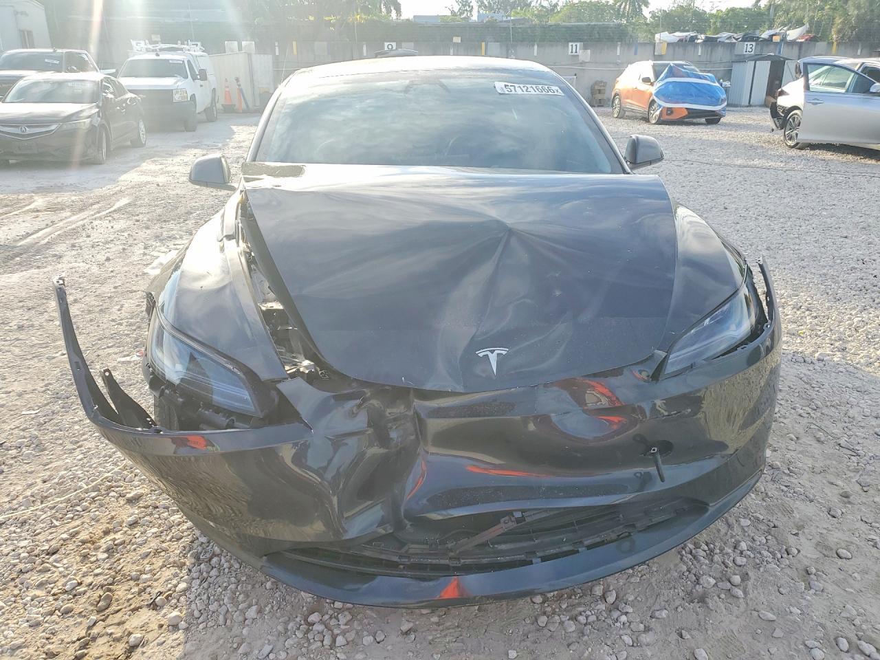 2025 Tesla Model 3 - Фото 5