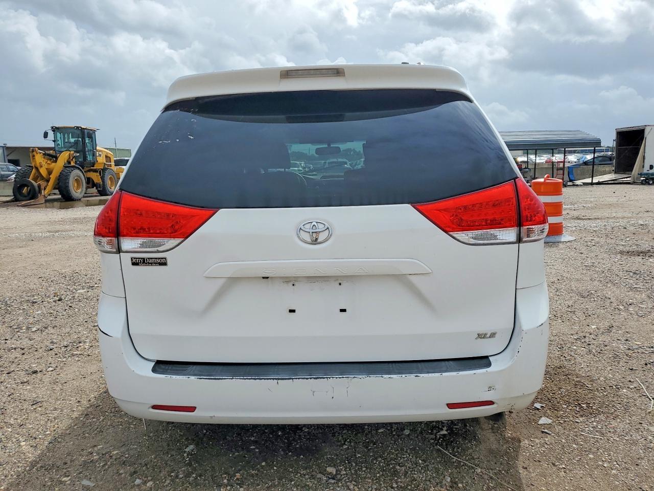 2012 Toyota Sienna Xle 8-Passenger - Image 6