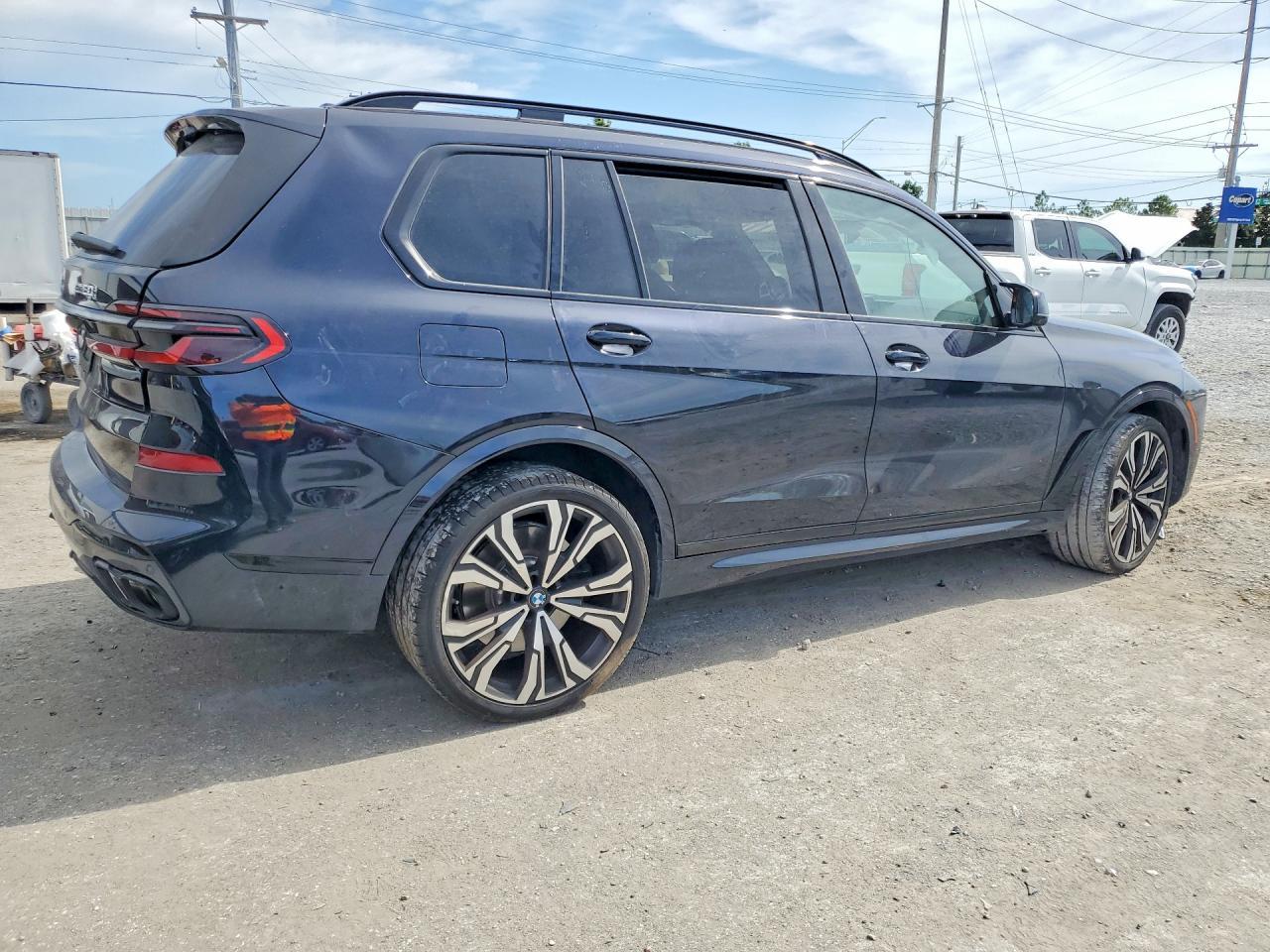 2025 BMW X7 M60I - Фото 3