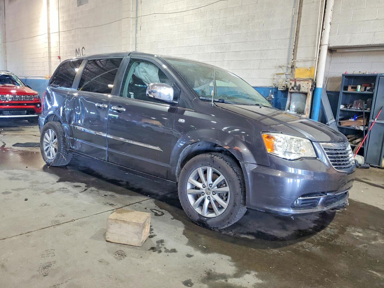 2014 Chrysler Town & Country Touring L - Фото 4