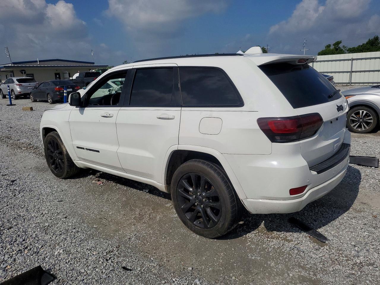 2018 Jeep Grand Cherokee Lared - Image 2