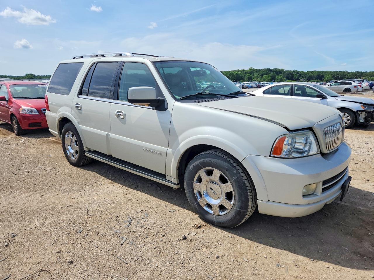 2005 Lincoln Navigator - Image 4