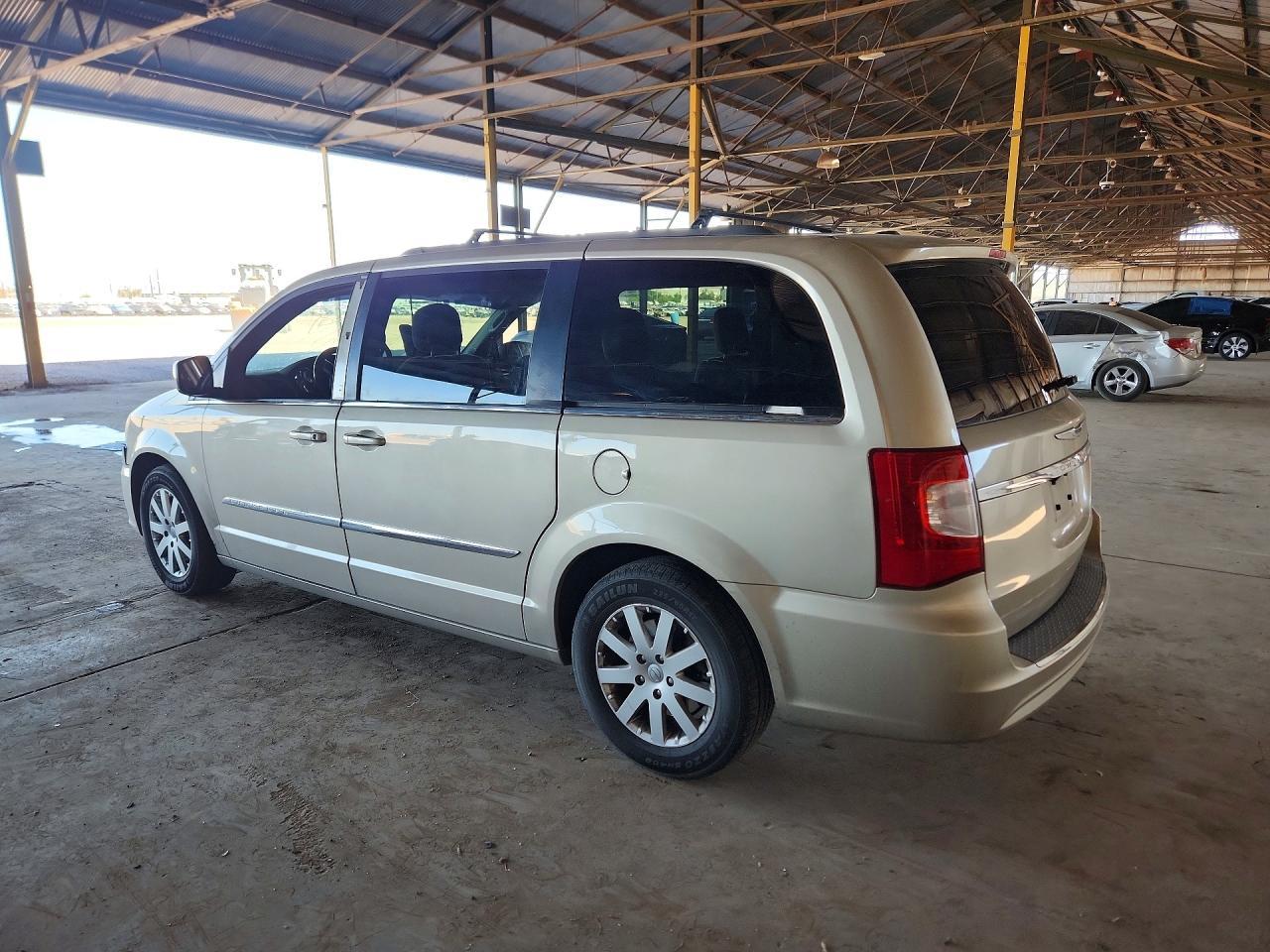 2013 Chrysler Town & Country Touring - Фото 2