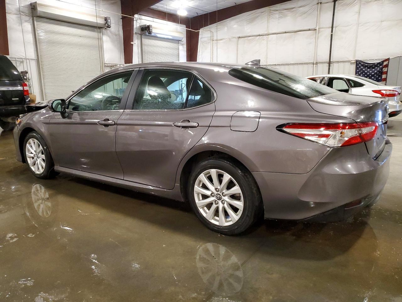 2020 Toyota Camry Le - Фото 2