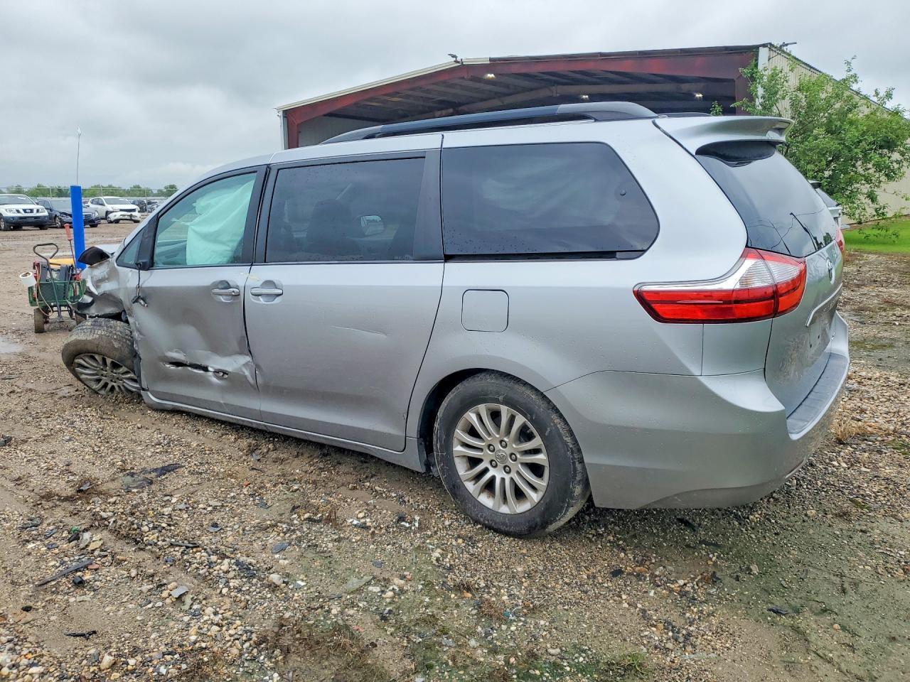 2015 Toyota Sienna Xle 8-Passenger - Image 2