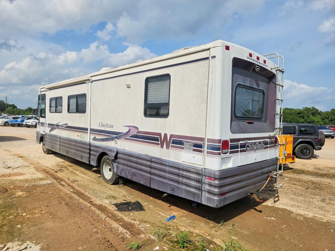 1999 Winnebago Chieftain Rv - Image 3