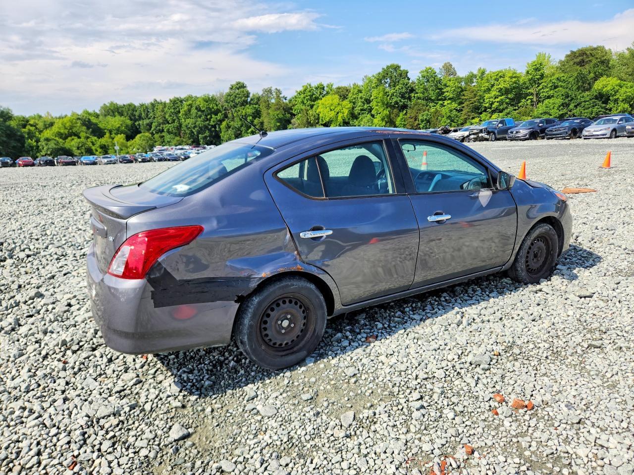 2018 Nissan Versa Sv - Image 3