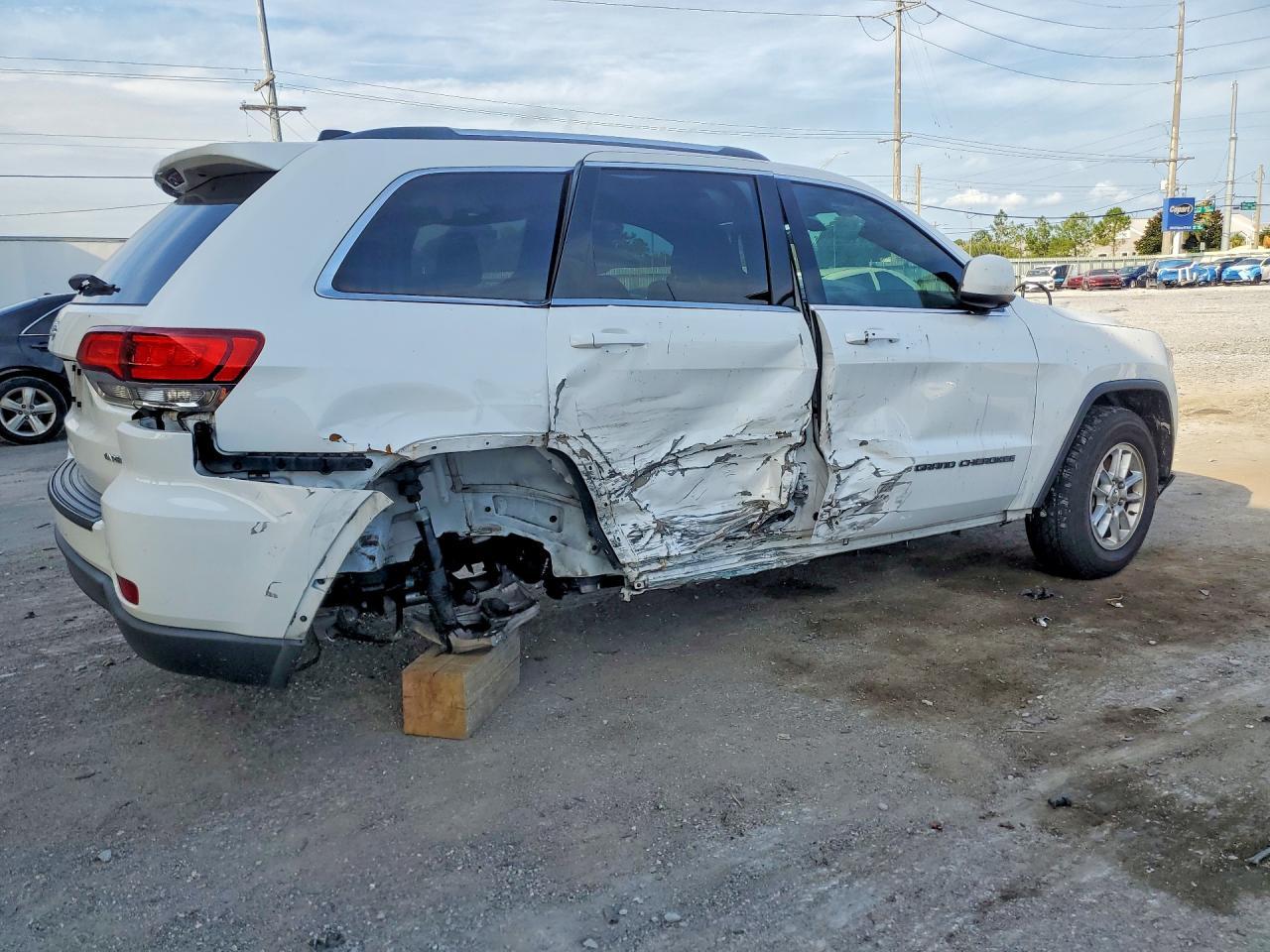 2020 Jeep Grand Cherokee Laredo - Image 3