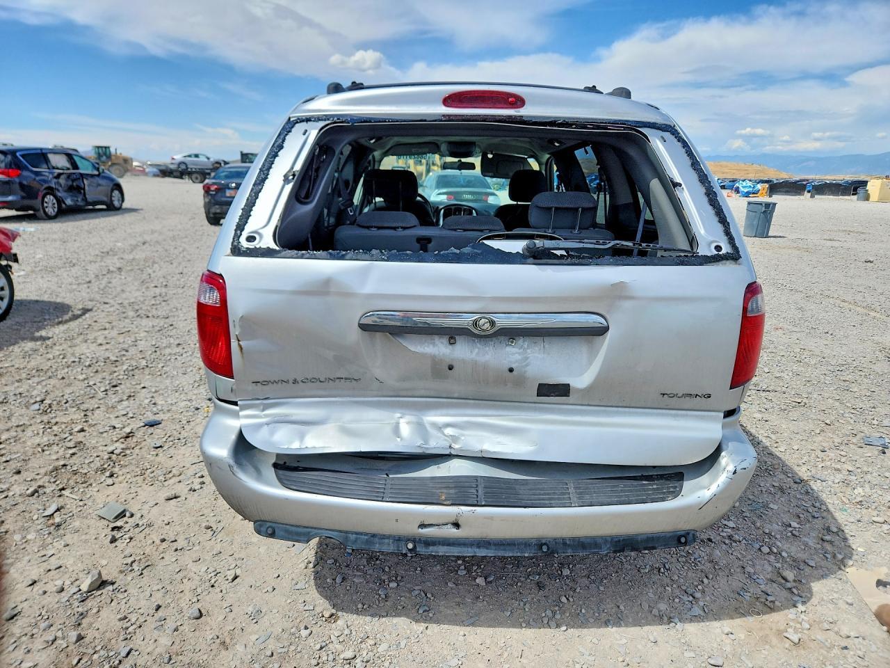 2005 Chrysler Town & Country Touring - Image 6