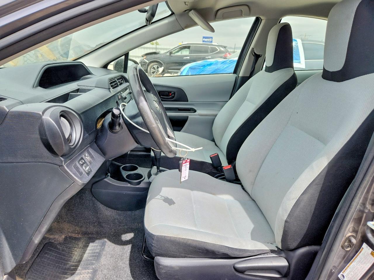 2014 Toyota Prius C One - Фото 7