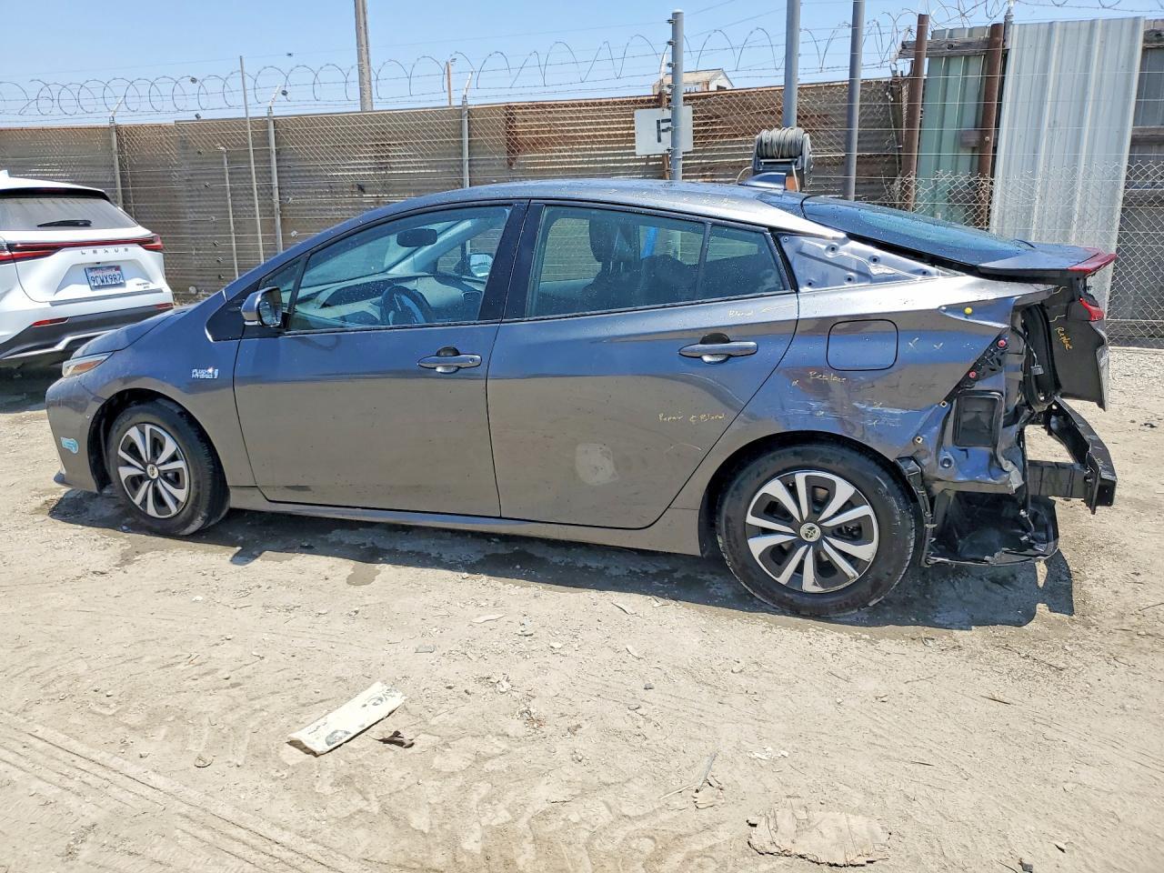 2017 Toyota Prius Prime Advanced - Фото 2