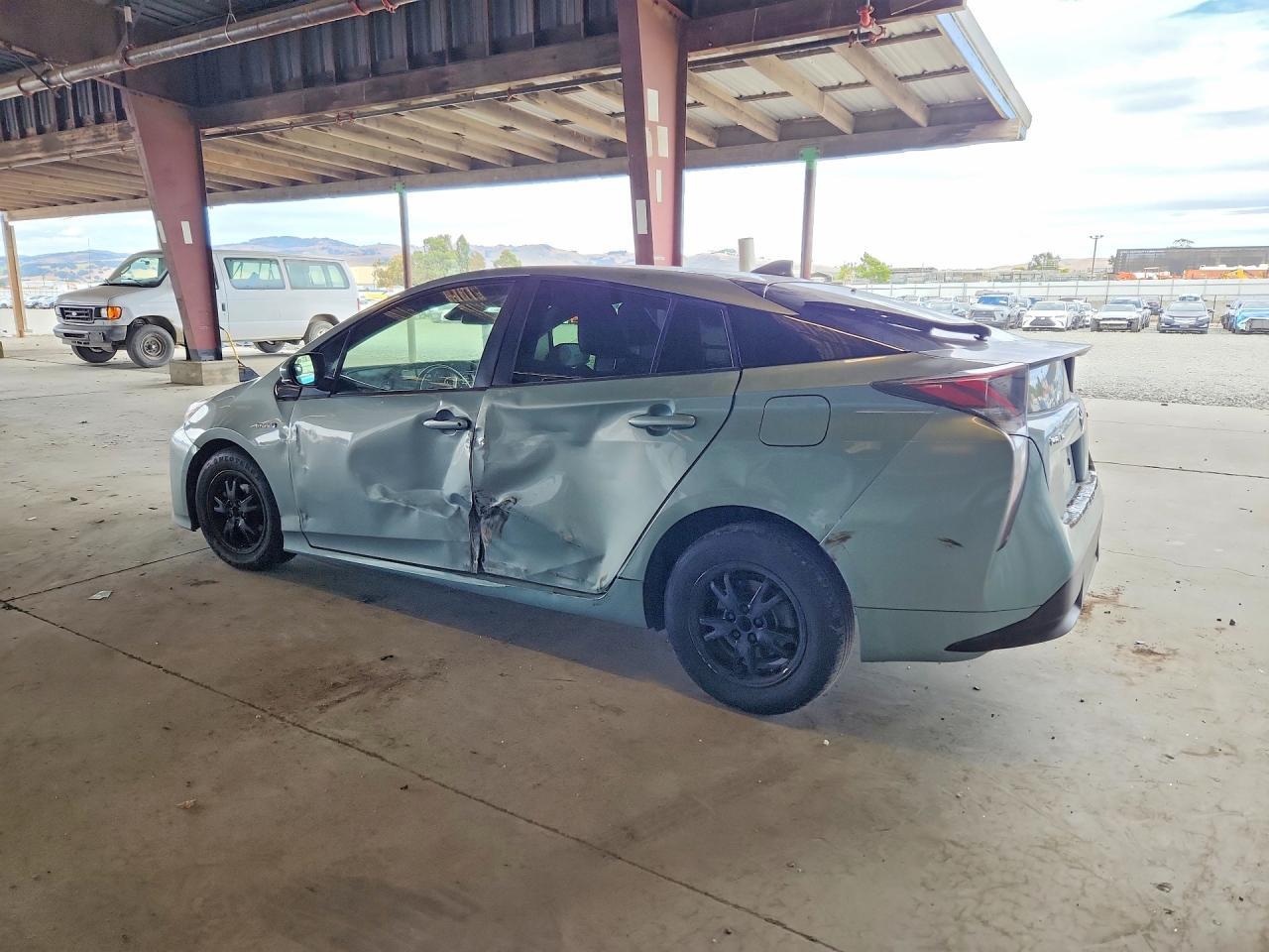 2016 Toyota Prius Three Touring - Фото 2