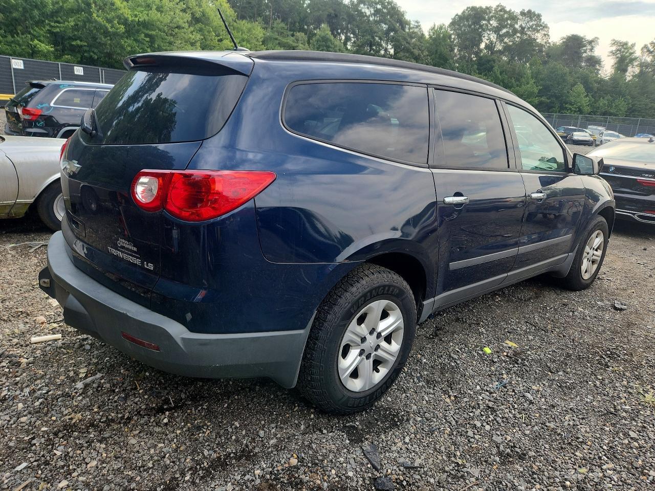 2011 Chevrolet Traverse Ls - Image 3